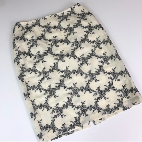Ann Taylor Dresses & Skirts - Ann Taylor Embroidered Floral Cream Skirt Size 6